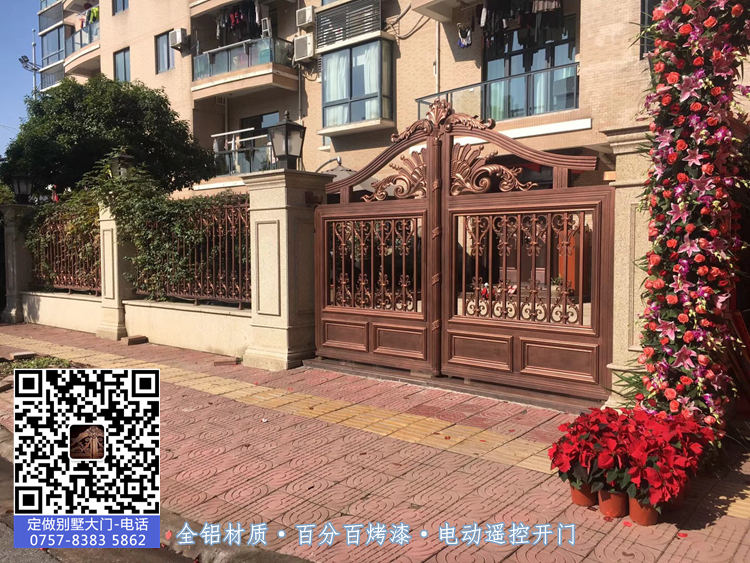 别墅装修大门实境拍摄-绿树红花围墙铝艺围栏